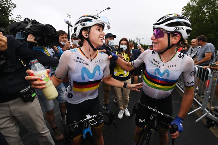 Liane Lippert célèbre sa victoire avec sa coéquipière et championne du monde Annemiek van Vleuten
