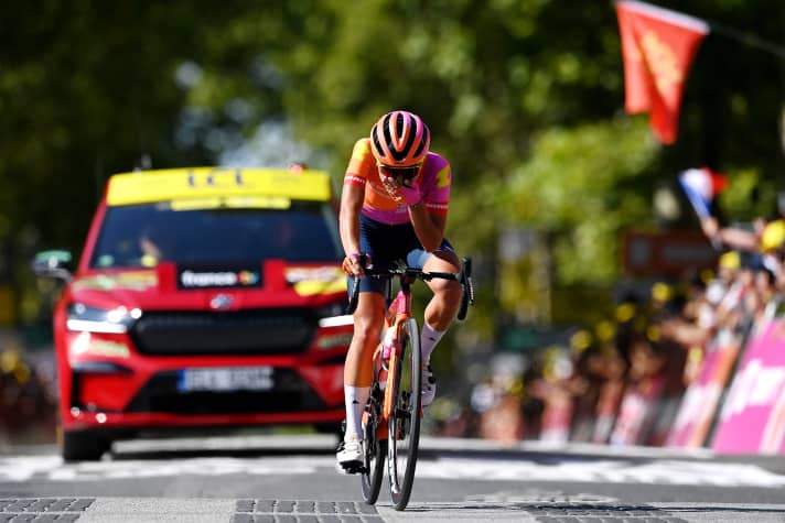Ricarda Bauernfeind im Ziel der 5. Etappe der Tour de France Femmes