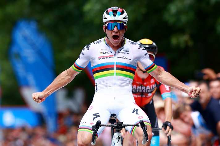 Bei der Clasica San Sebastian 2023 gewann Remco Evenepoel (vorne) im Sprint vor Lokalmatador Pello Bilbao (hinten)