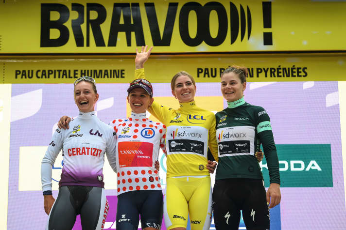 Tour de France Femmes: Buntes Gute-Laune-Quartett: Die Trägerinnen der Wertungstrikots Cédrine Kerbaol, Kasia Niewiadoma, Demi Vollering und Lotte Kopecky (von links)