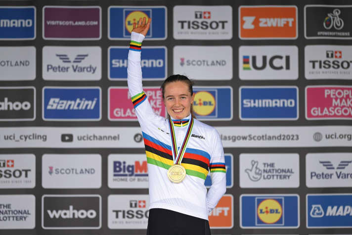 Antonia Niedermaier, zuerst Skibergsteigerin, holt Gold im U23-Zeitfahren.