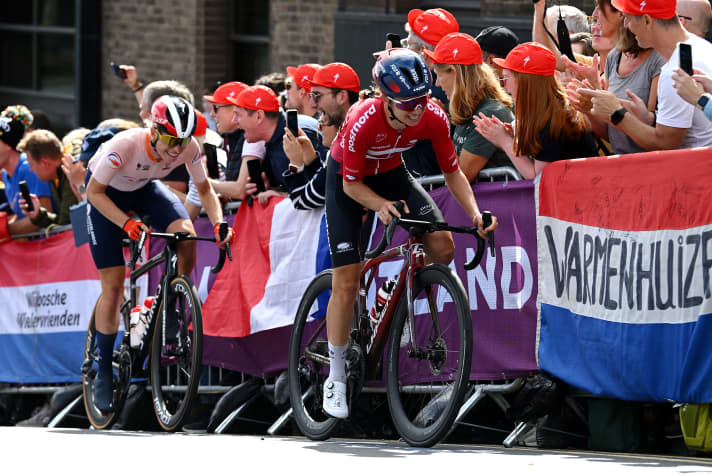 Cecilie Uttrup Ludwig (vorne) war die einzige Fahrerin, die mit den beiden Dominatorinnen Demi Vollering (hinten) und Lotte Kopecky bei der WM 2023 mithalten konnte. Am Ende wurde die Dänin starke Dritte