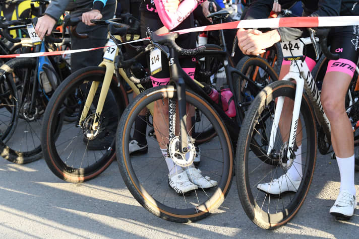 Par rapport aux courses sur route, les machines de course se distinguent surtout par leurs pneus nettement plus larges, qui permettent également de maîtriser les secteurs off-road.