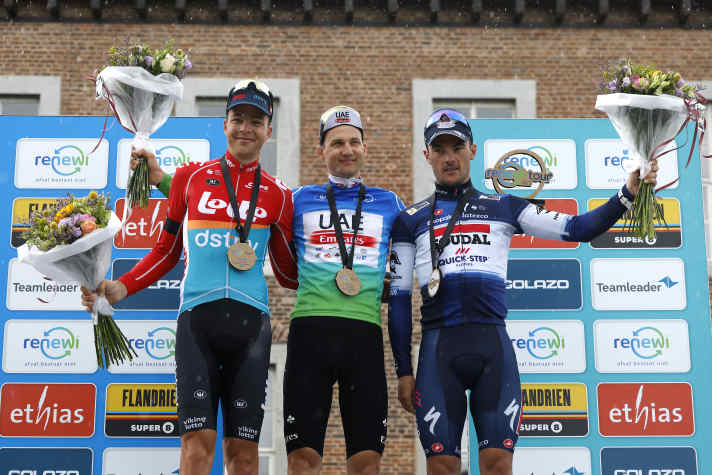 Das Podium der Renewi Tour 2023 (von links nach rechts): Florian Vermeersch (Rang zwei), Tim Wellens (Sieger) und Yves Lampaert (Rang drei)