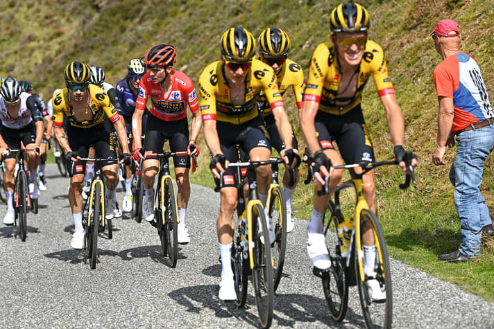 Au Tourmalet, Vingegaard gagne (deuxième à partir de la droite, légèrement caché), Kuss reste en rouge