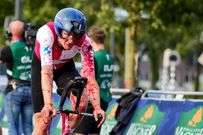 Covered in blood and with a destroyed helmet, Stefan Küng crossed the finish line in eleventh place.