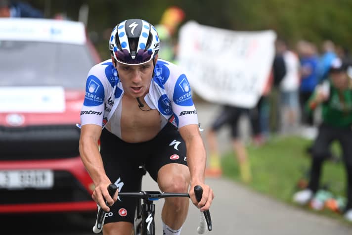 Remco Evenepoel schafft es mit seiner Flucht bis in den Schlussanstieg. Doch im steilen Abschnitt des Altu de l’Angliru gehen im die Kräfte aus.