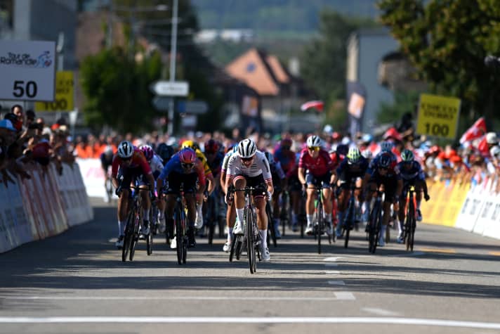 With 25 metres to go, Carina Schrempf looks like a sure winner. She stands up to celebrate - but has to let Sofia Bertizzolo pass her at the finish line.