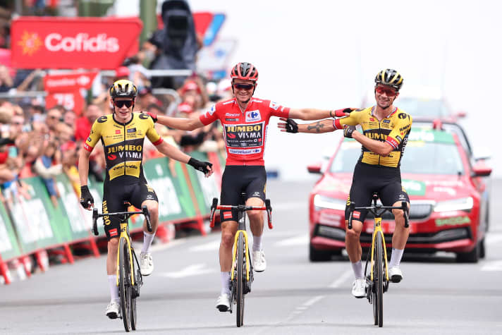 Das Bild des Tages: Tour-de-France-Sieger Jonas Vingegaard (l.) und Giro-Gewinner Primoz Roglic (r.) nahmen den designierten Vuelta-Sieger Sepp Kuss in die Mitte und fuhren gemeinsam über den Zielstrich.
