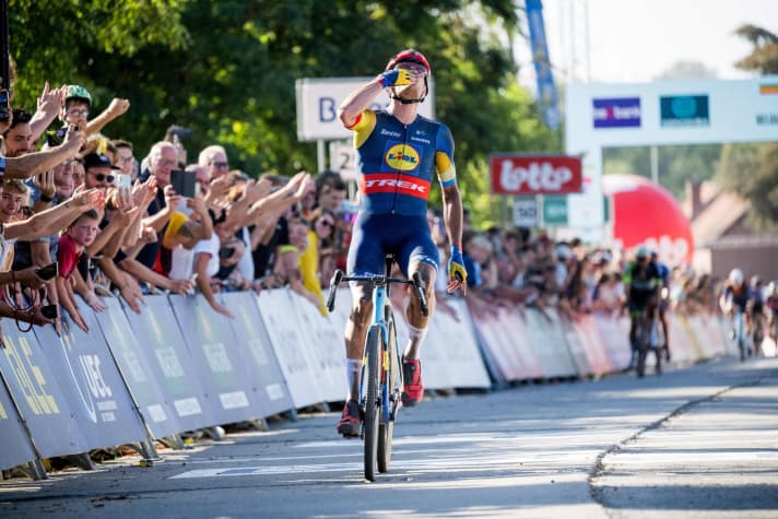 Jasper Stuyven siegte bei den Gravel-Europameisterschaften 2023, die bereits zur Rennserie des kommenden Jahres zählen. Hier bejubelt der Lidl-Trek-Fahrer seinen Sieg