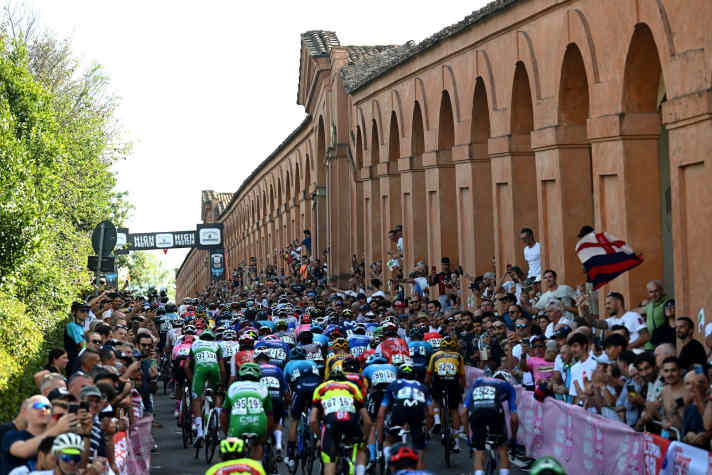 Auf der 2. Etappe steht die Steigung zur Santuario della Madonna di San Luca auf dem Programm