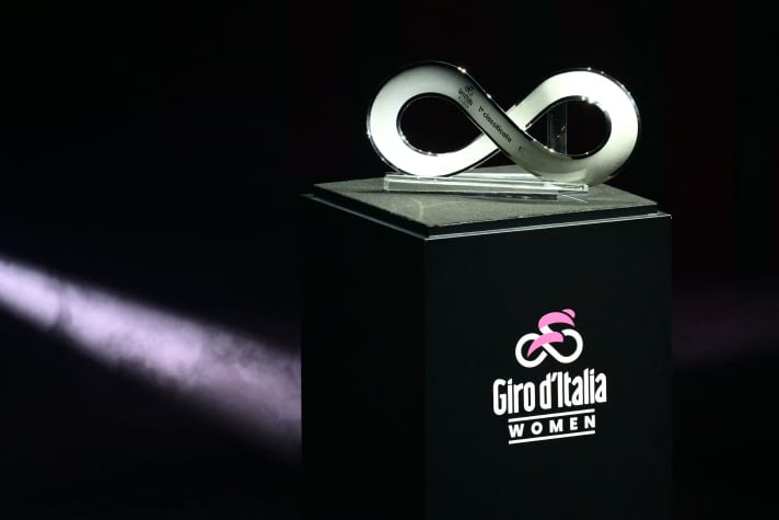 Il y a quelques semaines, le "Trofeo Senza Fine", le trophée infini de la course féminine, a été présenté.