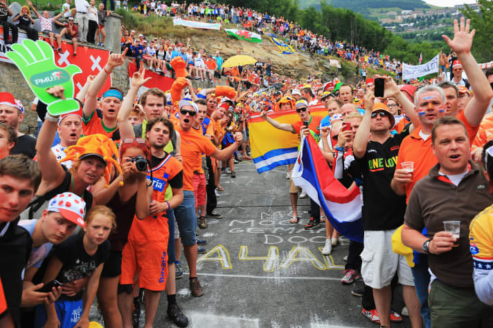 Des fans de cyclisme en masse sur la route de l'Alpe d'Huez : de telles images seront probablement aussi fournies par le cyclisme féminin en 2024