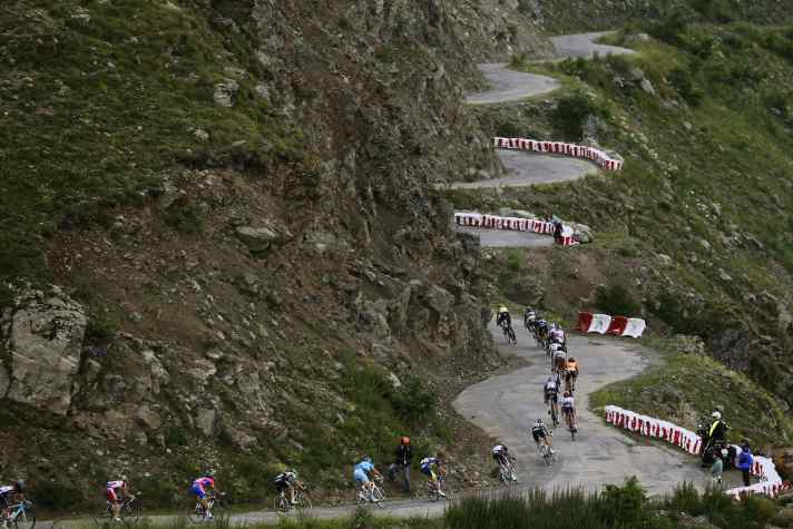 Die Radprofis am Col de Sarenne bei der Tour de France 2013, als der Pass in entgegengesetzter Fahrtrichtung Teil des Parcours’ war
