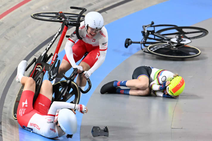 Daria Pikulik (PL), Wiktoria Pikulik (PL) et Elinor Barker (GBR) chutent lors de la course de madison aux Championnats d'Europe d'Apeldoorn.
