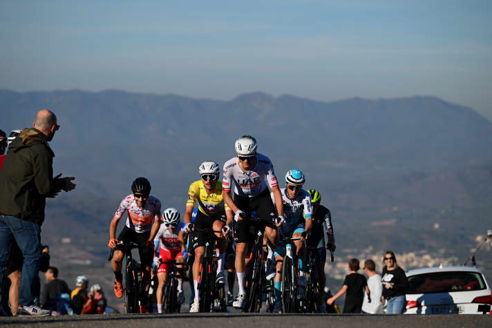 Den Leader beschützen: Felix Großschartner spannt sich auf der 5. Etappe der Valencia-Rundfahrt für den späteren Gesamtsieger Brandon McNulty ein, 4. Februar 2024