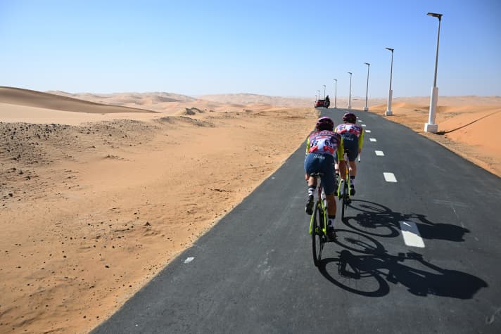 Ein Ausreißerduo prägt weite Teile der 1. Etappe: Mark Stewart und Marco Murgano vom Team Corratec - Vini Fantini setzen sich vom Peloton ab