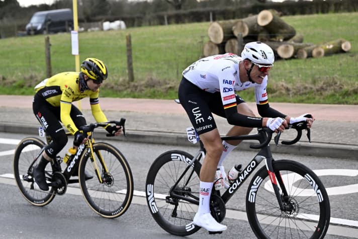 Juste avant l'arrivée, Jan Tratnik (derrière) et Nils Politt (devant) ont surpris la concurrence