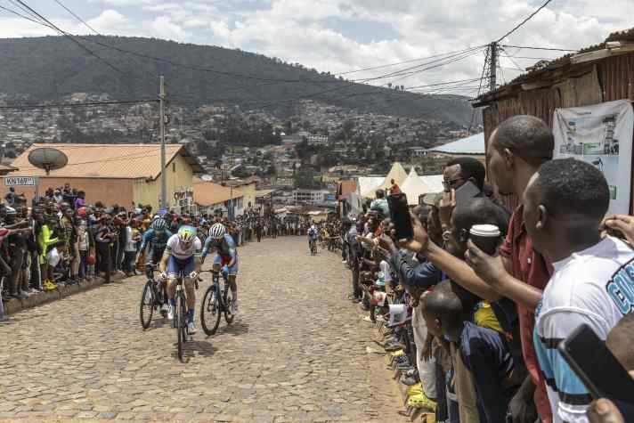 Enthousiasme au bord de la route : des fans de cyclisme pendant le Tour du Rwanda sur la fameuse rampe du Mur de Kigali