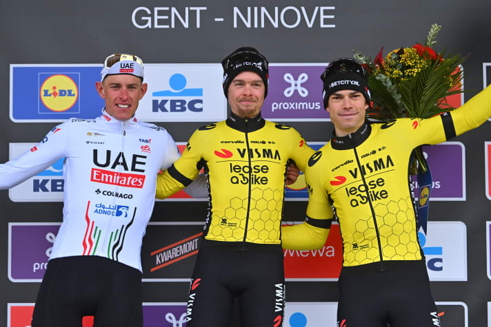 Le podium de l'Omloop het Nieuwsblad 2024 (de gauche à droite) : Nils Politt (deuxième place), Jan Tratnik (vainqueur), Wout van Aert (troisième)
