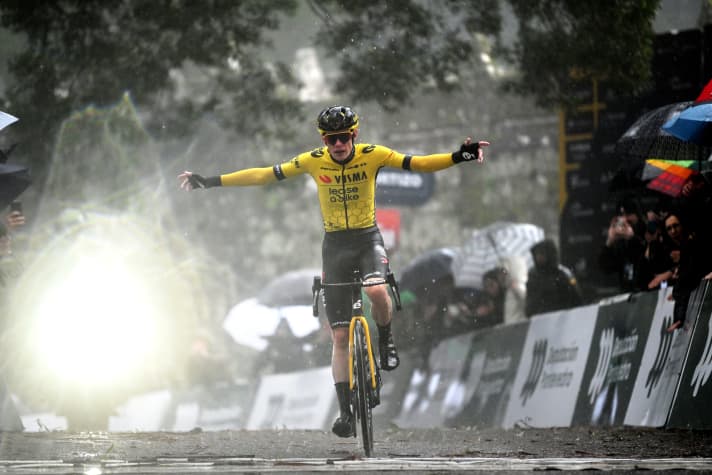 Den Sieg auf der 4. Etappe von O Gran Camino bei hundsmiserablem Wetter holt sich erneut Jonas Vingegaard, 25. Februar 2024