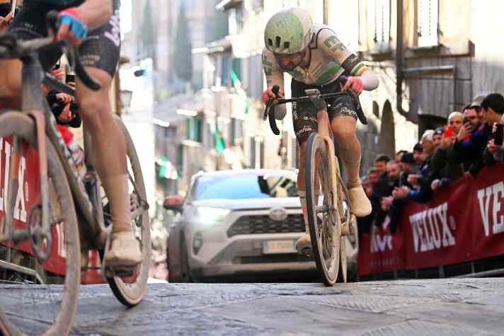 Exhausted: Ben Healy (right) on the last steep section before the finish in Siena