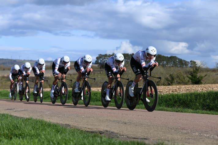 Un train rapide ! L'équipe Emirates des EAU sur Paris-Nice
