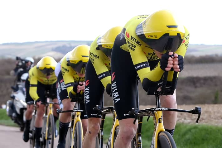 L'équipe Visma | Lease a Bike lors du contre-la-montre par équipe de Paris-Nice avec les nouveaux casques de contre-la-montre