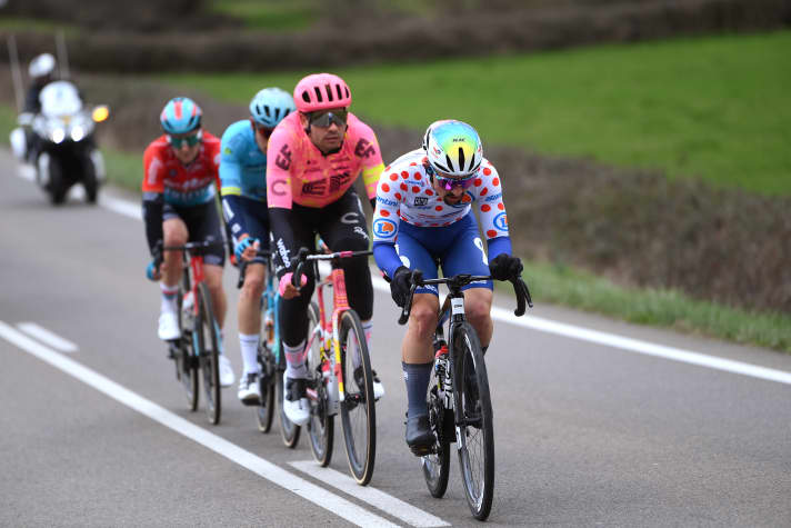 Vier Fahrer bilden die Ausreißergruppe des Tages: Mathieu Burgaudeau (TotalEnergies), Stefan Bissegger (EF Education EasyPost), Christian Scaroni (Astana Qazaqstan Team) und Jasper De Buyst (Lotto-Dstny)