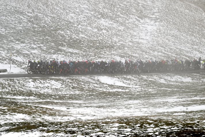 Das Peloton erklimmt bei frostigen Temperaturen den Forca di Presta in 1538 Metern Höhe