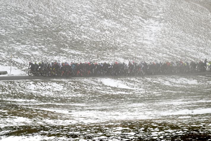 Le peloton gravit la Forca di Presta à 1538 mètres d'altitude par des températures glaciales.