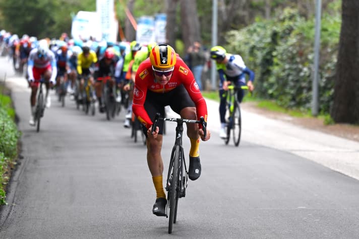 Einen Kilometer vor dem Ziel werden Kamp und Maestri vom Peloton eingeholt, Abrahamsen bleibt weiter vorne