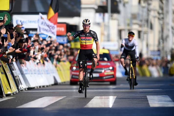 Deux vainqueurs en une seule image : Alors que Remco Evenepoel remporte la 8e et dernière étape de Paris-Nice 2024, Matteo Jorgenson exulte quelques mètres derrière lui en remportant le classement général.