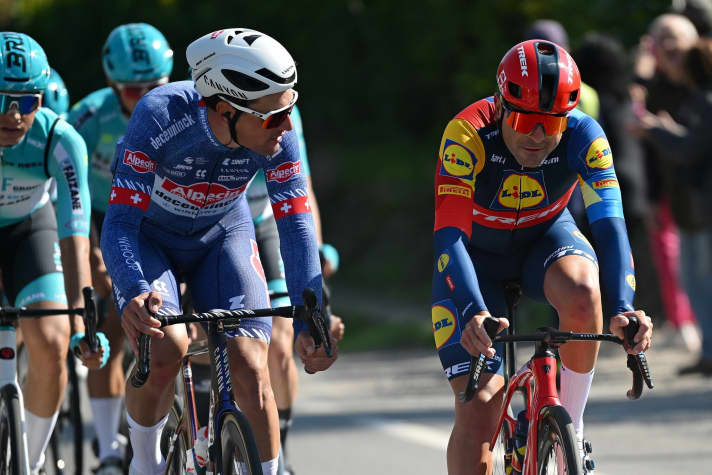 Silvan Dillier (links) und Jacopo Mosca (rechts) machten für ihre Teams immer wieder die Tempoarbeit und ließen die Ausreißer nicht weit von der Leine