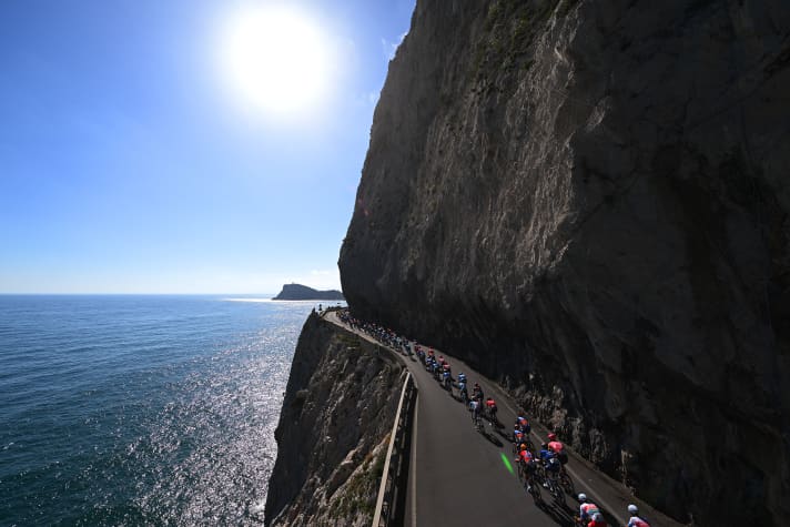 Panorama: The peloton on the Ligurian coast