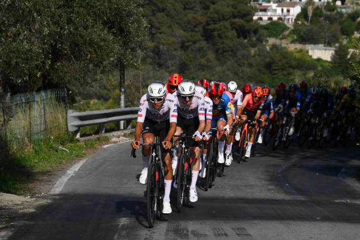 An den Anstiegen der letzten 50 Kilometer übernahm das UAE Team Emirates das Kommando