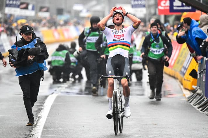 Mathieu van der Poel siegt bei der E3 Saxo Classic mit über anderthalb Minuten Vorsprung