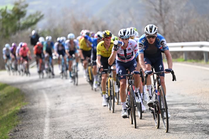 Soudal - Quick Step übernimmt in der Schlusssteigung das Kommando im Peloton