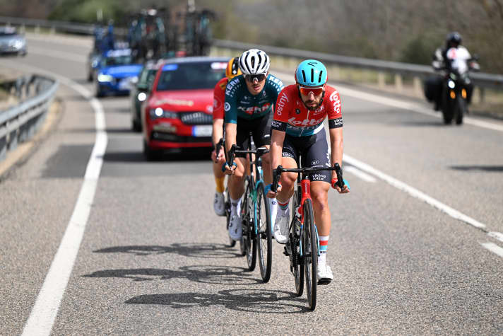 Three escapees break away from the peloton: Thomas De Gendt (Lotto-Dstny), Urko Berrade (Equipo Kern Pharma) and Idar Andersen (Uno-X Mobility)