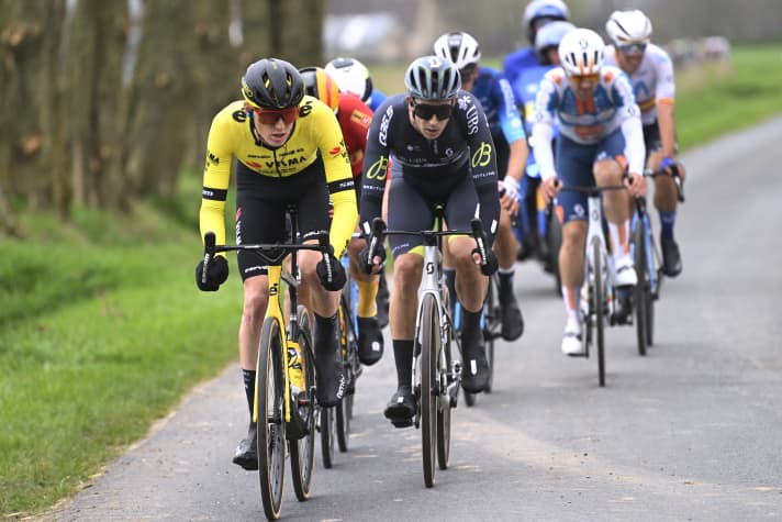 It goes back and forth, the breakaway riders around Jannik Steimle are caught by the group of favourites