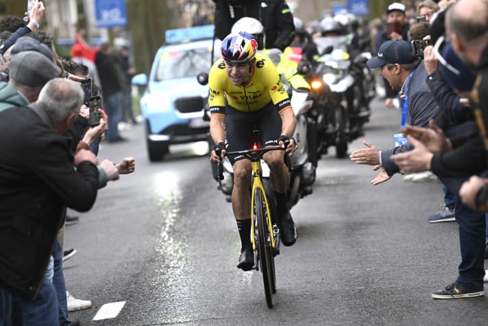 Wout van Aert begibt sich alleine auf die Verfolgung von van der Poel, kann den Niederländer aber nicht mehr einholen
