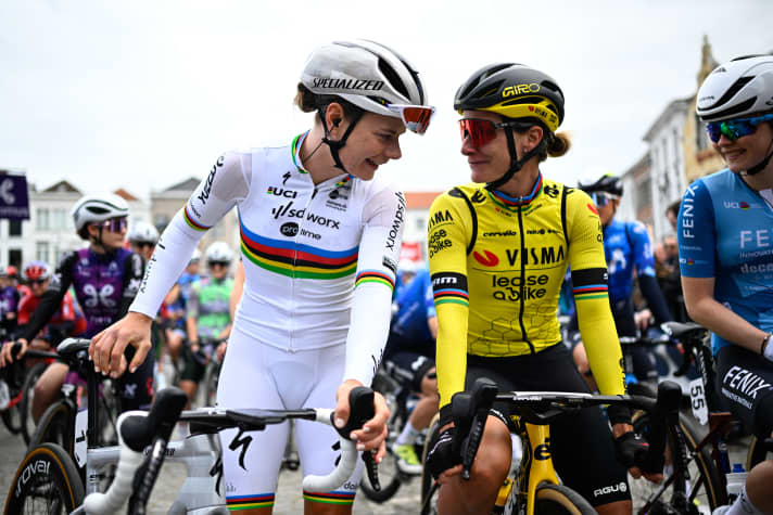 Wiedersehen: Marianne Vos (Bildmitte) und Lotte Kopecky (links) trafen zuletzt bei der Flandern-Rundfahrt aufeinander