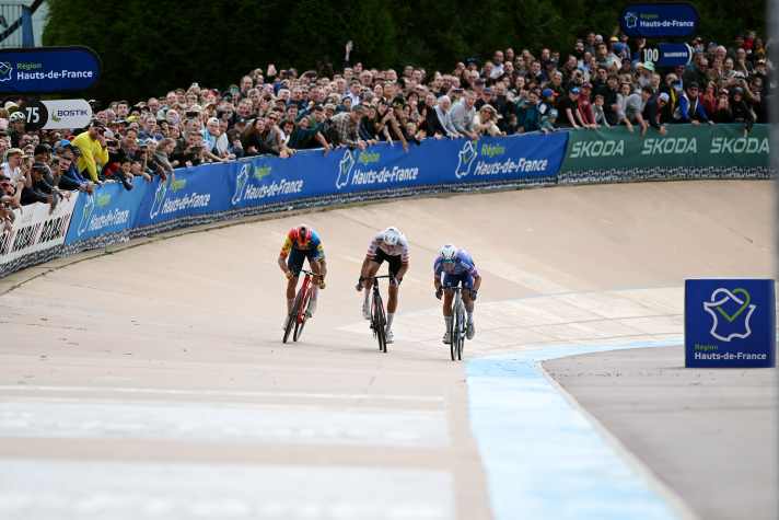 Finale captivante : Mads Pedersen, Nils Politt et Jasper Philipsen (de gauche à droite) lors du sprint final dans le vélodrome de Roubaix.