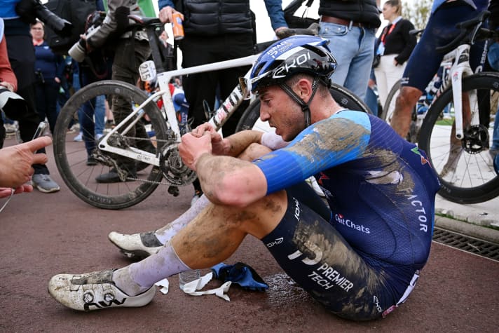Paris-Roubaix ist eines der anspruchsvollsten Radrennen. Nadav Raisberg (Israel-Premier Tech) sind die Strapazen im Ziel anzusehen