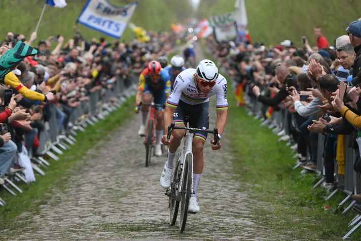 Mathieu van der Poel dans la forêt d'Arenberg pour Paris-Roubaix 2024