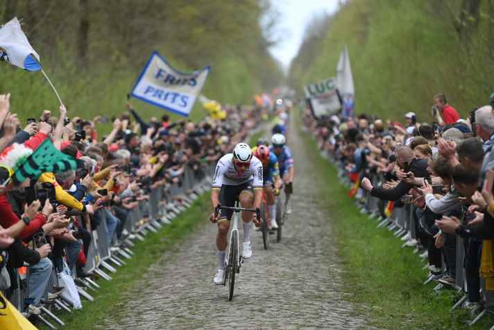 Mathieu van der Poel (Alpecin - Deceuninck) sur les pavés de l'Arenberg