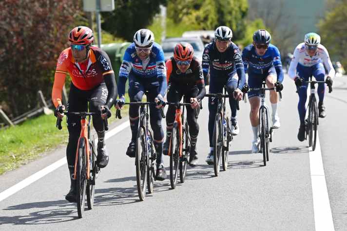 Nach einem Sturz musste auch Mitfavorit Tom Pidock (Dritter von links) eine Lücke von über einer Minute auf das Peloton zufahren