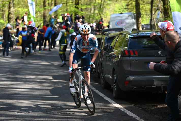 Romain Bardet setzte sich von der Verfolgergruppe ab und wurde bei Lüttich-Bastogne-Lüttich 2024 Zweiter