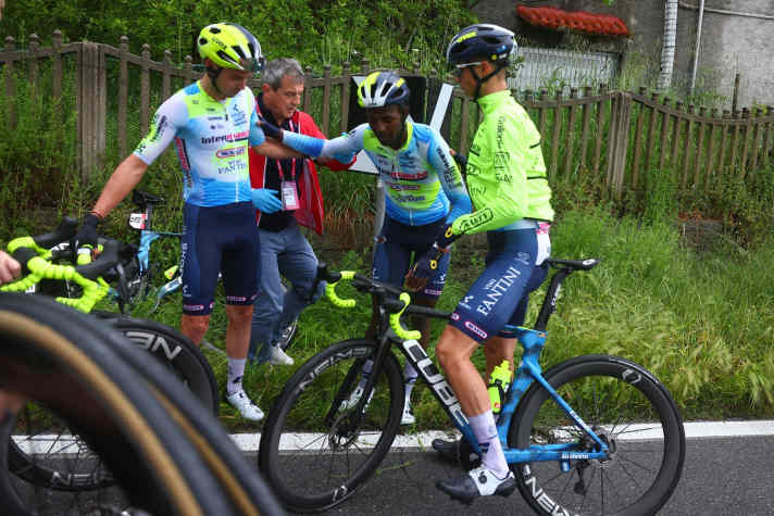 Biniam Girmay was very unlucky on stage 4 of the Giro d'Italia: he crashed twice and had to abandon the race