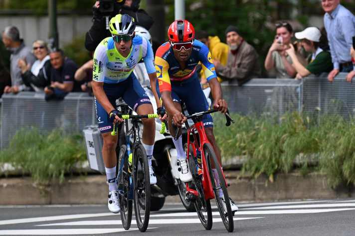 Lilian Calmejane (links) war auf der 1. Etappe des Giro d’Italia 2024 in der Spitzengruppe des Tages und darf am Folgetag das Bergtrikot tragen